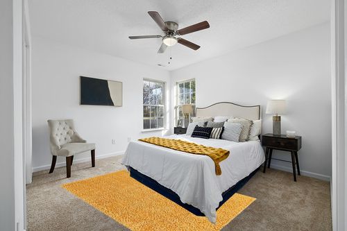 Rugs.com Zermatt Shag Collection Rug – 5' x 8' Sun Yellow Shag Rug Perfect for Bedrooms, Dining Rooms, Living Rooms in White and Yellow Modern Bedroom