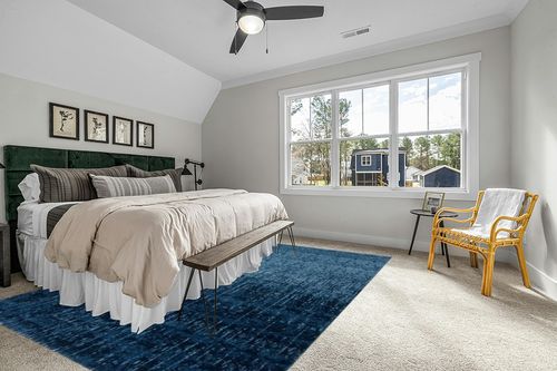 SAFAVIEH Retro Collection Area Rug - 9' x 12', Light Blue & Blue, Modern Abstract Design, Non-Shedding & Easy Care, Ideal for High Traffic Areas in Living Room, Bedroom (RET2770-6065) in Grey Traditional Bedroom with King Bed