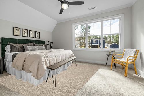 SAFAVIEH Natura Collection Area Rug - 9' x 12', Beige, Handmade Wool, Ideal for High Traffic Areas in Living Room, Bedroom (NAT620B) in Grey Traditional Bedroom with King Bed
