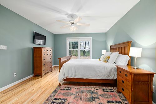 Loloi II Jocelyn Collection JOC-06 Accent Rug 4'-0" x 6'-0" Rose/Rose Rectangular 0.38" Thick in Teal and Orange Wood Bedroom
