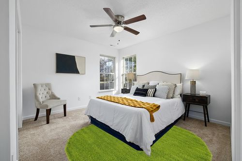 Unique Loom Solid Shag Collection Area Rug (8' Round, Grass Green) in White and Yellow Modern Bedroom
