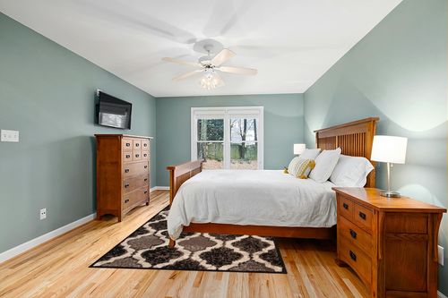 ‎A Chocolate ‎Modern ‎Stain Resistant ‎Area Rug in Teal and Orange Wood Bedroom