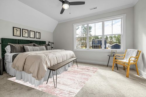Safavieh Meadow Collection MDW585B Beige / Pink Rug - 8' x 10' in Grey Traditional Bedroom with King Bed