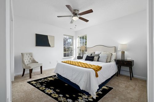 Christmas Area Rug 5 x 8, Washable Bedroom Rug Non-Slip Kitchen Rugs Non Shedding Floor Cover Mat Runner Rug for Living Room Dining Room Outdoor Carpet Winter Snowflakes Black Gold in White and Yellow Modern Bedroom