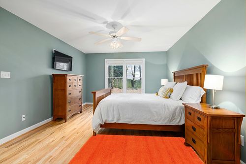 Unique Loom Solid Shag Collection Area Rug (4' 1" x 6' 1" Rectangle, Tiger Orange) in Teal and Orange Wood Bedroom