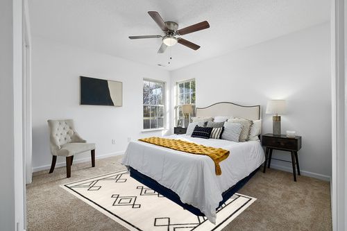 nuLOOM Saniyah Geometric Diamond Area Rug, 5x8, Beige in White and Yellow Modern Bedroom