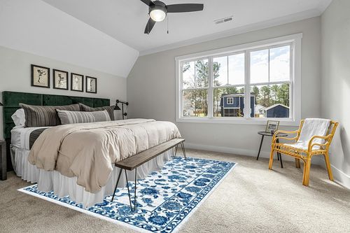 Unique Loom Boston Collection Area Rug - Floral (7' 10" x 10' Rectangle, White Blue/ Gray) in Grey Traditional Bedroom with King Bed