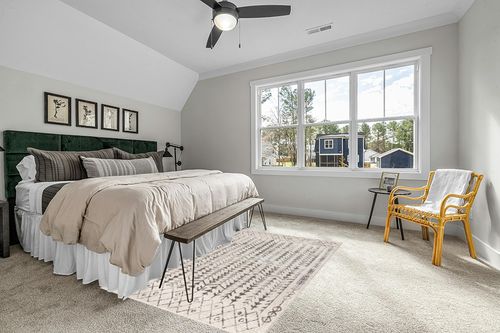 JONATHAN Y MOH210A-5 Ziri Moroccan Geometric Indoor Farmhouse Area-Rug Bohemian Minimalistic Easy-Cleaning Bedroom Kitchen Living Room Non Shedding, 5 X 8, Cream,Gray in Grey Traditional Bedroom with King Bed