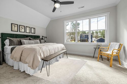 nuLOOM Clare Solid Shag Area Rug, 5' 3" x 7' 6", White in Grey Traditional Bedroom with King Bed