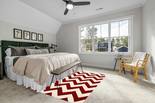 SAFAVIEH Chatham Collection Area Rug - 5' x 8', Red & Ivory, Handmade Chevron Wool, Ideal for High Traffic Areas in Living Room, Bedroom (CHT715G) in Grey Traditional Bedroom with King Bed