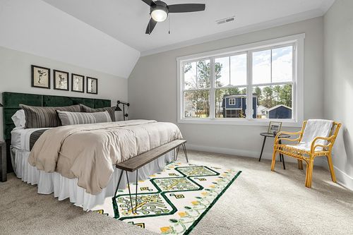 SAFAVIEH Aspen Collection Area Rug - 5' x 8', Ivory & Yellow, Handmade Moroccan Boho Tribal Wool, Ideal for High Traffic Areas in Living Room, Bedroom (APN703C) in Grey Traditional Bedroom with King Bed