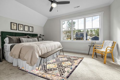 SAFAVIEH Madison Collection Area Rug - 6' x 9', Black & Yellow, Boho Diamond Distressed Design, Non-Shedding & Easy Care, Ideal for High Traffic Areas in Living Room, Bedroom (MAD418Z) in Grey Traditional Bedroom with King Bed