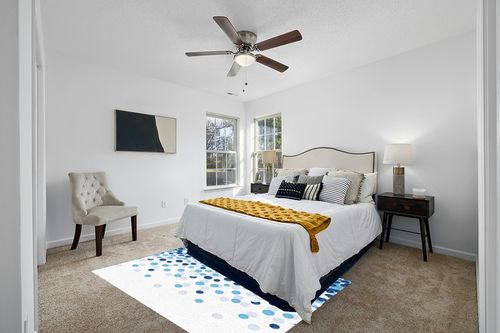 Teounai Light Blue and White Small Round Overlapping Area Rugs, Modern Minimalist Decorative Rugs, Soft Fluffy Washable Non-Slip and Durable Very for Living Room Bedroom Study Dining Room 5 x 7ft in White and Yellow Modern Bedroom