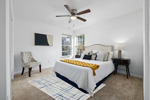 HomeRoots 5' X 7' Blue and Ivory Abstract Dhurrie Area Rug in White and Yellow Modern Bedroom