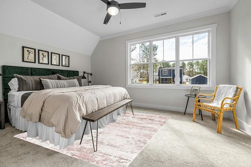 SAFAVIEH Meadow Collection Area Rug - 8' x 10', Beige & Pink, Modern Abstract Design, Non-Shedding & Easy Care, Ideal for High Traffic Areas in Living Room, Bedroom (MDW585B) in Grey Traditional Bedroom with King Bed