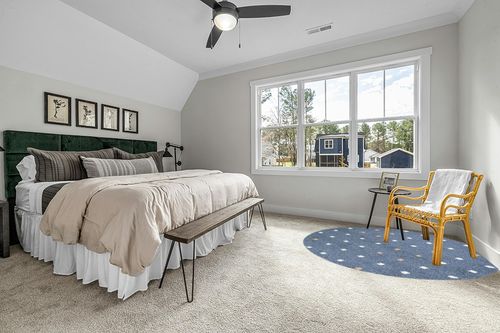 Safavieh Calico Shag Collection Area Rug - 6'7" Round, Blue & Ivory, Polka Dot Design, Non-Shedding & Easy Care, 1.6-inch Thick Ideal for High Traffic Areas in Living Room, Bedroom (CLC102M) in Grey Traditional Bedroom with King Bed