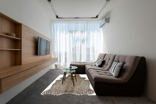 Erin Gates by Momeni Acadia Cheetah Multi Faux Hide Area Rug 5'3" X 7'10" - Multicolor in Grey Living Room with Brown Couch