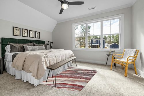 LUXE WEAVERS Lagos Collection 7983 Red 5x7 Art Deco Geometric Area Rug in Grey Traditional Bedroom with King Bed