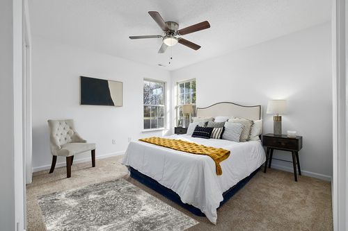Unique Loom Sofia Collection Area Rug - Grand (4' 1" x 6' 1" Rectangle, Gray/ Ivory) in White and Yellow Modern Bedroom