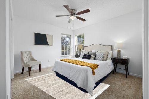 nuLOOM Brooke Shag Tasseled Area Rug, 5' 3" x 7' 7", Ivory in White and Yellow Modern Bedroom
