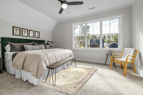 nuLOOM Glenda Machine Washable Faded Medallion Area Rug, 5x8, Light Grey in Grey Traditional Bedroom with King Bed