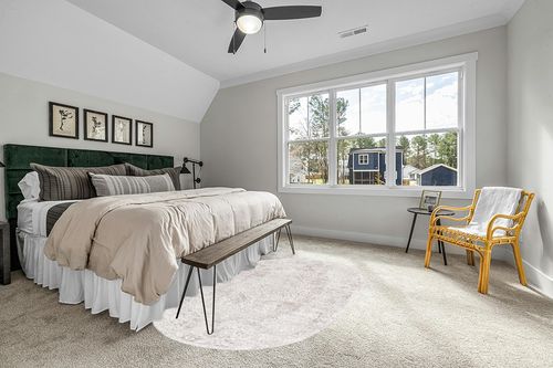 Unique Loom Oxford Collection Area Rug - Bodleian (5' 3" x 8' Oval, Gray/ Ivory) in Grey Traditional Bedroom with King Bed