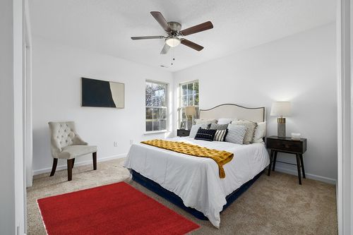 Unique Loom Solid Shag Collection Area Rug (4' 1" x 6' 1" Rectangle, Cherry Red) in White and Yellow Modern Bedroom