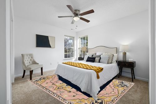 Restoration and Renovation Handmade Traditional Oriental Premium Wool Area Rug | Vintage-Inspired, Hand-Tufted Design with Multi-Colored Accents for Home Decor (Pink, 5' Round) in White and Yellow Modern Bedroom