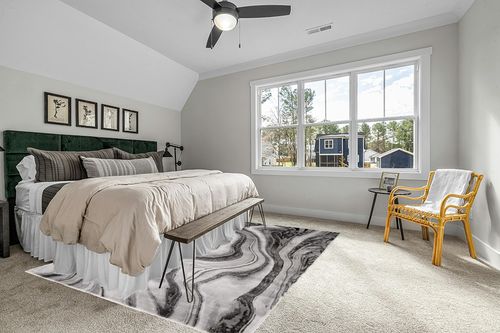 SAFAVIEH Craft Collection Area Rug - 8' x 10', Grey & Silver, Modern Abstract Design, Non-Shedding & Easy Care, Ideal for High Traffic Areas in Living Room, Bedroom (CFT819G) in Grey Traditional Bedroom with King Bed