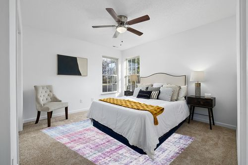 SAFAVIEH Skyler Collection 6' x 9' Silver/Purple SKY183V Modern Abstract Non-Shedding Living Room Dining Bedroom Area Rug in White and Yellow Modern Bedroom