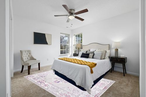 SAFAVIEH Skyler Collection 6' x 9' Grey / Pink SKY169P Distressed Medallion Non-Shedding Living Room Bedroom Dining Home Office Area Rug in White and Yellow Modern Bedroom