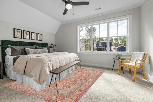 Unique Loom Lola Collection Area Rug - Traditional (7' 10" x 11' Rectangle, Brick Red/Ivory) in Grey Traditional Bedroom with King Bed
