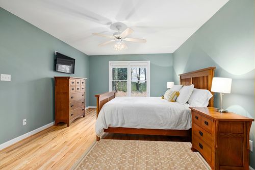 Loloi Chris Loves Julia x Judy Natural/Ivory 3'-6" x 5'-6" Accent Rug in Teal and Orange Wood Bedroom