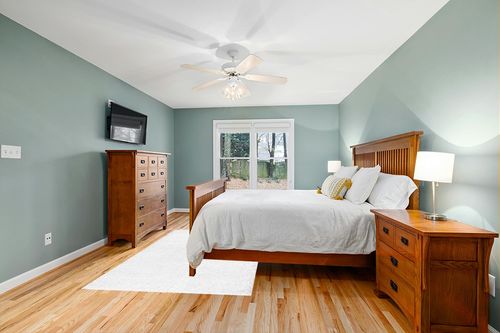 nuLOOM Marleen Contemporary Shag Area Rug, 5x8, Off White in Teal and Orange Wood Bedroom