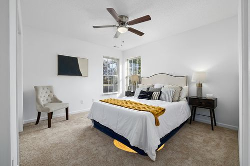 SAFAVIEH Braided Collection 3' Round Gold BRD452D Handmade Country Cottage Reversible Cotton Area Rug in White and Yellow Modern Bedroom
