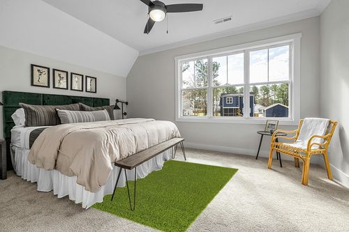 Unique Loom Solid Shag Collection Area Rug (5' 1" x 8' Rectangle, Grass Green) in Grey Traditional Bedroom with King Bed