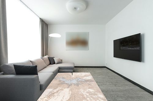 nuLOOM Cyn Contemporary Abstract Area Rug, 5x8, Beige in Modern Living Room with Grey Couch