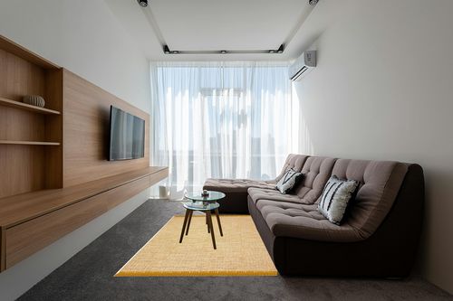 SAFAVIEH Montauk Collection Area Rug - 5' x 8', Gold, Handmade Tassel Cotton, Ideal for High Traffic Areas in Living Room, Bedroom (MTK610I) in Grey Living Room with Brown Couch