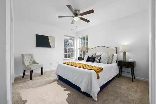 Loloi II Bryce Collection BZ-08 Ivory/Champagne 3'-10" x 5' Accent Rug in White and Yellow Modern Bedroom