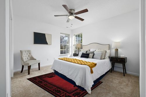 Rug Empire Rustic Lodge Cabin Bear Walk Area Rug, 5'3"x7'3" in White and Yellow Modern Bedroom