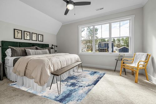 LUXE WEAVERS Kingsbury Abstract Premium 8x10 Area Rug 7773 in Grey Traditional Bedroom with King Bed