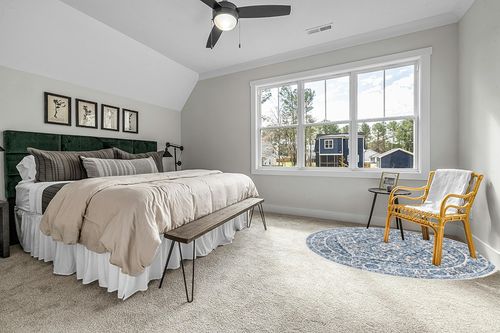 SAFAVIEH Brentwood Collection Area Rug - 6'7" Round, Navy & Light Grey, Medallion Distressed Design, Non-Shedding & Easy Care, Ideal for High Traffic Areas in Living Room, Bedroom (BNT832M) in Grey Traditional Bedroom with King Bed