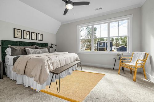 SAFAVIEH Montauk Collection Area Rug - 5' x 8', Gold, Handmade Tassel Cotton, Ideal for High Traffic Areas in Living Room, Bedroom (MTK610I) in Grey Traditional Bedroom with King Bed