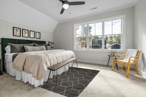 Unique Loom Trellis Frieze Collection Area Rug - Geometric (5' 1" x 8', Dark Gray/ Ivory) in Grey Traditional Bedroom with King Bed