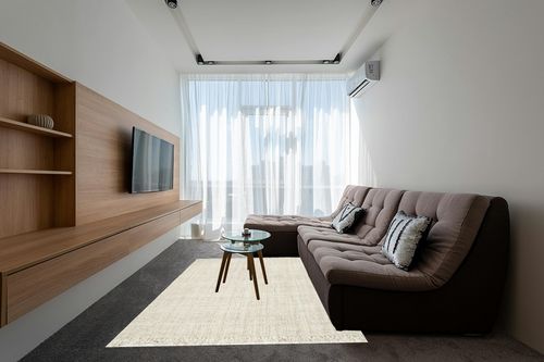 nuLOOM Daniela Farmhouse Chunky Jute Area Rug, 6' x 9', Off-White in Grey Living Room with Brown Couch