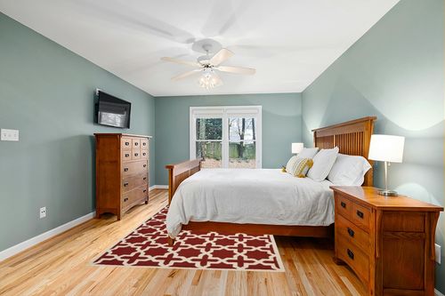 SAFAVIEH Cambridge Collection 6' x 9' Rust / Ivory CAM125L Handmade Moroccan Premium Wool Area Rug in Teal and Orange Wood Bedroom