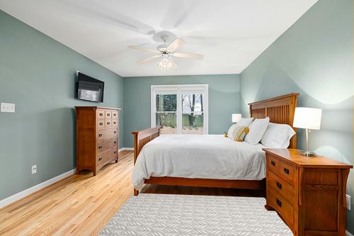 HomeRoots 4' X 6' Grey Floral Stain Resistant Non Skid Area Rug in Teal and Orange Wood Bedroom