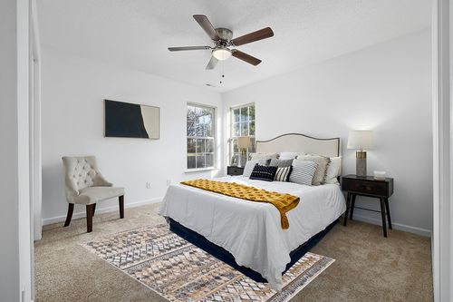 Rugs.com Leipzig Collection Area Rug – 5' x 8' Beige Low-Pile Rug Perfect for Bedrooms, Dining Rooms, Living Rooms in White and Yellow Modern Bedroom
