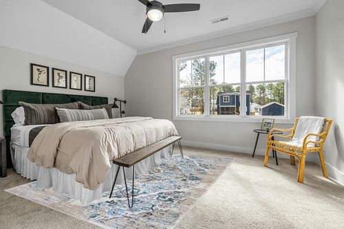 Cream Modern Stain Resistant, Durable, Fade Resistant Area Rug in Grey Traditional Bedroom with King Bed
