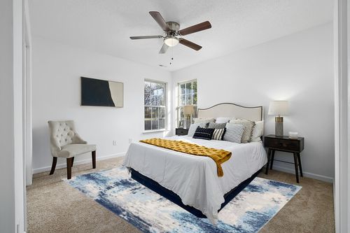 LUXE WEAVERS Kingsbury Abstract Premium 8x10 Area Rug 7773 in White and Yellow Modern Bedroom